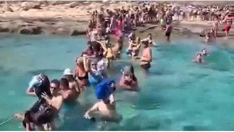 Scene caotiche in Grecia: turisti costretti a camminare nell'acqua con i bagagli in testa per raggiungere la spiaggia