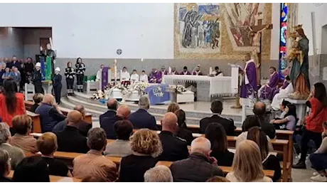 Chiesa gremita a Nuoro per l'ultimo saluto a Giusi, Martina e Francesco