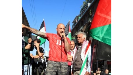 La procura di Milano apre un fascicolo dopo la manifestazione dei ProPal e i cartelli sugli agenti sionisti: denunciato Chef Rubio