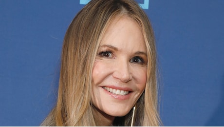 Elle Macpherson: «Bevevo vodka dopo aver messo a letto i miei figli. Da fuori sembrava che la mia vita fosse perfetta, ma io stavo lottando»