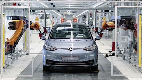 Volkswagen, via agli scioperi in Germania: migliaia di lavoratori bloccano gli stabilimenti. Protesta a oltranza?