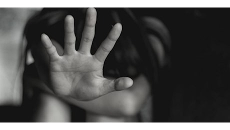 Ragazzina di 13 anni violentata, è caccia al branco