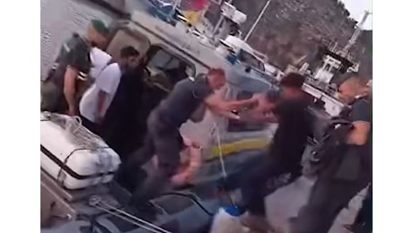 Nella nave della Marina Militare diretta in Albania c'erano anche minori: un video smaschera l’operazione del governo contro i migranti