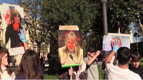 Roma, flash mob degli studenti: mani sporche di sangue su Meloni, Bernini e Valditara