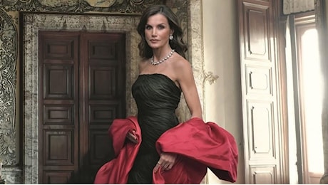 La regina Letizia nel ritratto ufficiale omaggia la moda spagnola e la famiglia reale