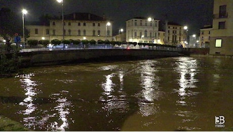 Cronaca meteo Veneto - Vicenza, la piena del fiume Bacchiglione attraversa il centro. VIDEO