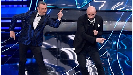 Rai, multa dell’Agcom per John Travolta a Sanremo: il sospetto sul televoto
