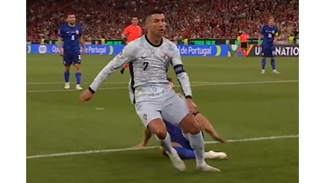 Cristiano Ronaldo segna il gol numero 900 in carriera e si commuove: il video