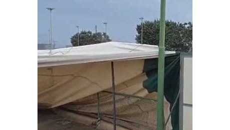 Vento forte su Bari, al Circolo Tennis raffiche strappano una copertura