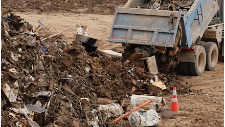 Si addormenta in un cassonetto a Verona e si sveglia in discarica poco prima di finire nel tritarifiuti