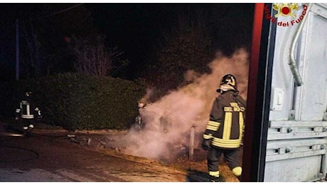 L'auto a gpl si ribalta e prende fuoco: ragazza di 26 anni resta intrappolata e muore carbonizzata