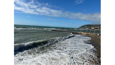 Meteo, l'Imperiese diventa ostaggio del libeccio: fino a giovedì vento forte e mareggiata