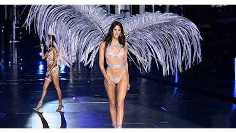 Gli Angeli di Victoria's Secret tornano in passerella: da Vittoria Ceretti alle sorelle Hadid, i momenti migliori del Fashion Show. Ma il pubblico si divide: Noioso