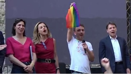 Napoli Pride, Schlein e Conte cantano insieme 'Bella Ciao': Ora matrimonio egualitario