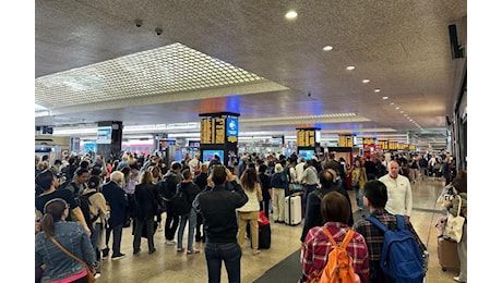 Treni caos, guasto a Roma: cancellazioni e ritardi in tutta Italia, escluso attacco hacker