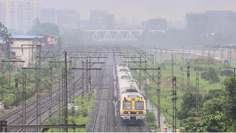 Deraglia treno passeggeri in India, 10 carrozze rovesciate