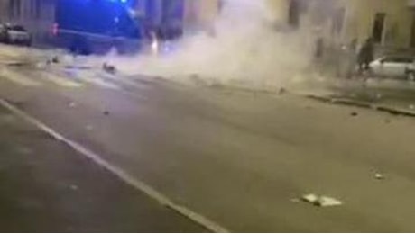 Milano, notte di tensione al Corvetto dopo la morte di Ramy: roghi in strada e tafferugli con la polizia