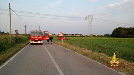 Incidente a Casorezzo, si ribalta auto con tre ragazzi a bordo: morto un 23enne, gli altri due in pericolo di vita