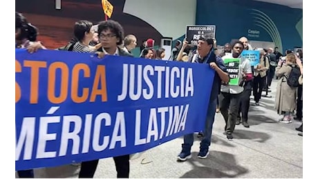 Cop29, dita che schioccano e mormorii: la protesta silenziosa