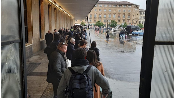 Quarto giorno di sciopero fantasma dei taxi a Firenze, code record alla Stazione - la Repubblica Quarto giorno di sciopero fantasma dei taxi a Firenze, code record alla Stazione - la Repubblica