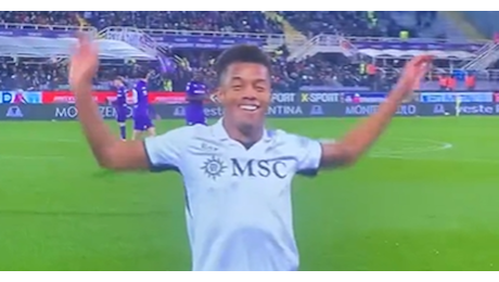 VIDEO Neres spicca il volo: l’eccentrica esultanza dopo il gol