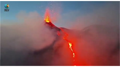 Eruzione Etna, fontana di lava e colonna eruttiva di 4.500 metri: le immagini spettacolari