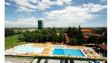 Bimba di 5 anni annega nella piscina dell’hotel Molino Rosso a Imola
