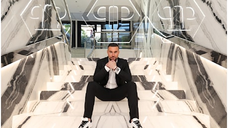 Philipp Plein apre un albergo a Milano, camere deluxe e pizza da 1.500 euro: le cifre per soggiornare in hotel