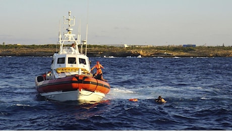 Naufragio a Lampedusa: proseguono le ricerche dei 20 migranti dispersi in mare