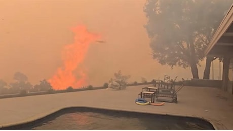 Los Angeles, incendio a Pacific Palisades: l'attore James Woods filma i roghi davanti alla sua villa