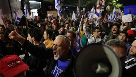 Netanyahu silura il ministro Gallant, al suo posto Israel Katz: migliaia di manifestanti in piazza