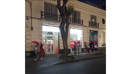 Catania, cade la cenere dell’Etna e si aprono gli ombrelli VIDEO