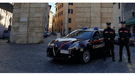 Ubriaco maltratta e picchia la compagna davanti ai figli: arrestato 31enne