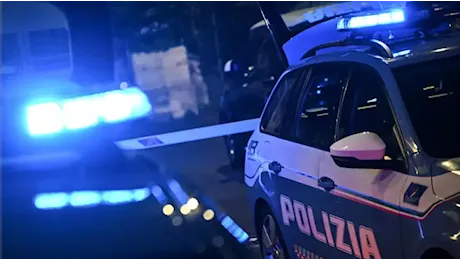 Vigilantes accoltellato a morte in pieno centro, l’aggressore è in fuga