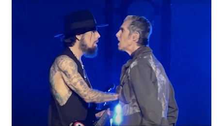 Jane's Addiction: Farrell aggredisce Navarro sul palco a Boston - Guarda il video