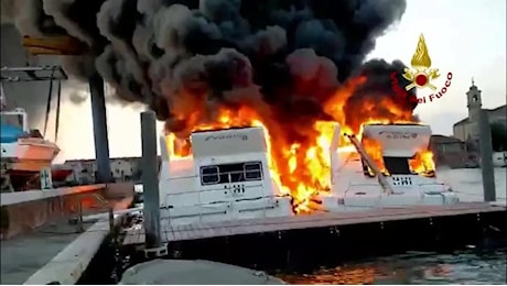 Esplosione e incendio in un cantiere navale a Murano, le fiamme avvolgono le imbarcazioni