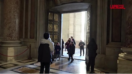 Giubileo 2025, pellegrini in fila dall'alba per attraversare la Porta Santa di San Pietro