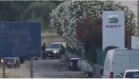 Il video dell'assalto al caveau della Mondialpol a Sassari: spari e sventagliate di mitra contro le auto dei carabinieri