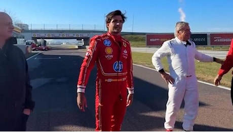 F1, l'addio speciale di Sainz alla Ferrari: il pilota spagnolo in pista col padre a Fiorano