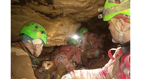 In trappola nella grotta, corsa per salvarla