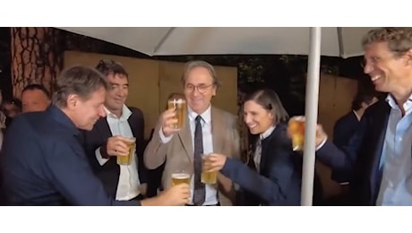 Le foto portano sfiga al campo largo: dal patto della birra alle bicchierate in testa. Piccola storia triste