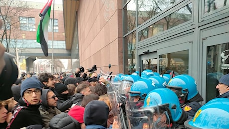 Sciopero generale, il corteo studentesco a Torino: lancio di uova sulla polizia e cori contro il ministro Valditara