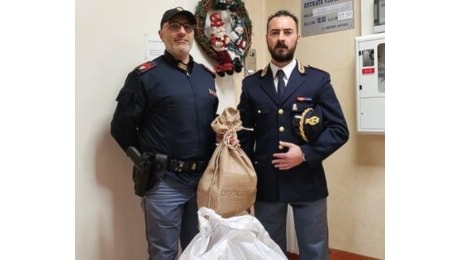 Cava, solidarietà in corsia: la Polizia dona Calze della Befana