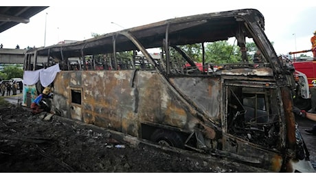 Thailandia, bus scolastico in fiamme: morti 22 bambini e 3 insegnanti. “Incendio partito da una ruota”. Il caso dell’autista fuggito