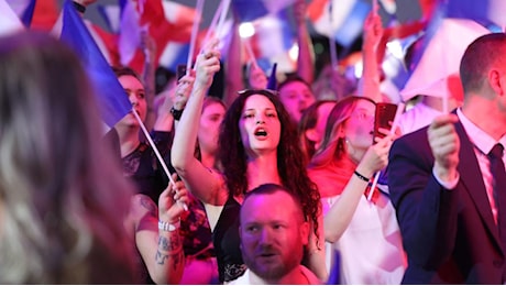 Risultati definitivi elezioni Francia, l’estrema destra si impone al primo turno: RN al 33%. Ma si guarda alla possibile alleanza macronisti-sinistra
