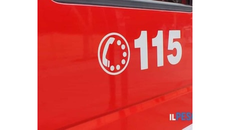 Divampa un incendio in camera da letto: 69enne resta intrappolato e muore