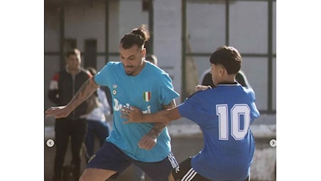 Osvaldo con la maglia Napoli gioca con il nipote di Maradona a Villa Fiorito: la foto emoziona i tifosi