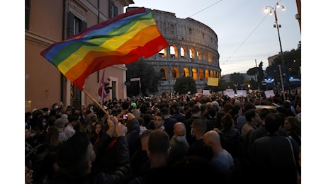 Roma, aggressione omofoba al Pigneto, pestati nella notte di capodanno perché camminavano mano nella mano