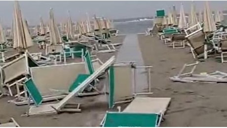 Il video della tromba marina che ha provocato danni sulla spiaggia di Ravenna