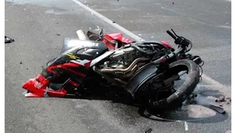 Incidente a Finale Ligure, cinque mezzi coinvolti: muore motociclista